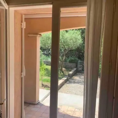 En Rez-de-jardin Arbore Avec Acces Piscine Et Clim Apartment