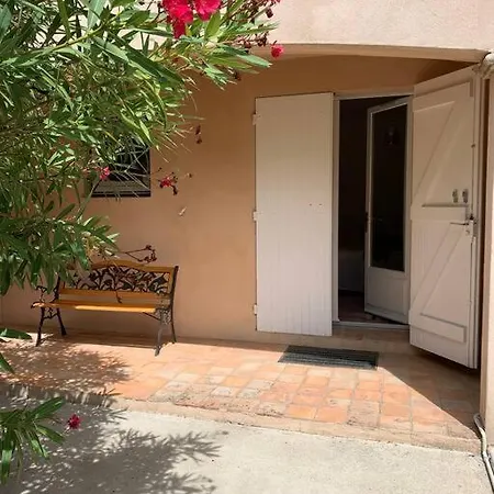 شقة En Rez-de-jardin Arbore Avec Acces Piscine Et Clim فينوف ليز أفيجْنْ