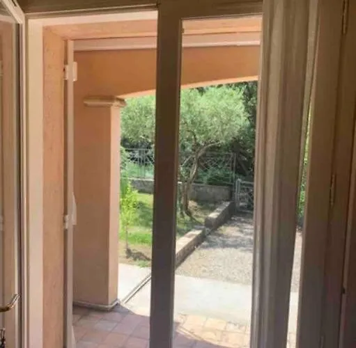 En Rez-de-jardin Arboré Avec Accès Piscine Et Clim Appartement